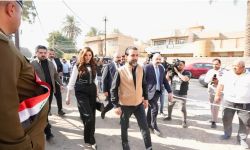 الحلبوسي يصطحب زوجته إلى مركز الاقتراع للمشاركة بالانتخابات